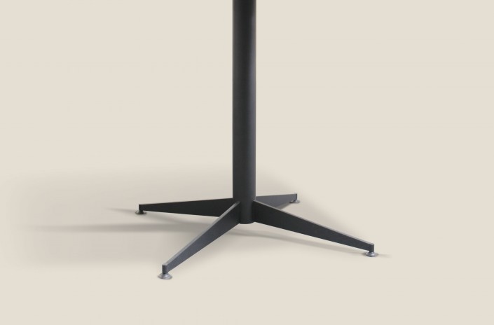 Niblick 4-Prong Leg Detail in Powder Coat Carbon