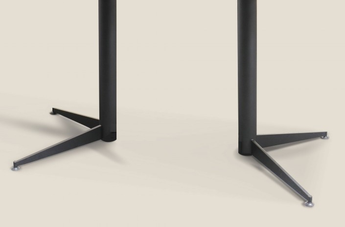 Niblick Two 2-Prong Leg Detail in Powder Coat Carbon